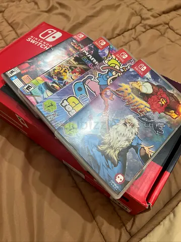 Nintendo Switch 32GB Boxed + 4 Games (Mario Kart, WarioWare, BattleAxe, Minecraft dungeons)