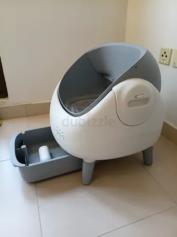 Automatic self-cleaning cat litter box - barely used
