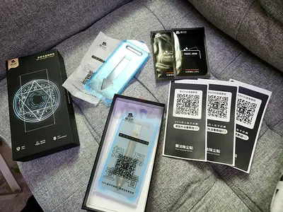 New tempered glass screen protector set with installation tools (sealed)