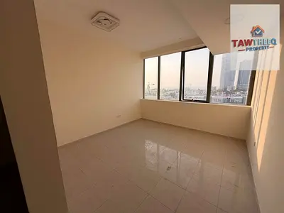 استوديو واسع على شارع حيوي وموقع مميز