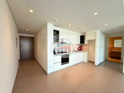 Spacious 1 BR Apartment with Landmark View