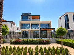 Private pool / Facing park / Brand new