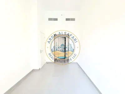 شقة بغرفة نوم واحدة وحمامين وحديقة وصالة ألعاب رياضية ومسبح وموقف سيارات، متاحة للدفع على 12 دفعة.