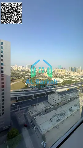 شقة غرفتين وصالة للبيع في سيتي تاور A1 عجمان، طابق 15، إطلالة شارع خليفة والنعيمية، بسعر 530 ألف كاش