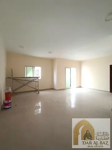 غرفتان ماستر وصالة ببلكونة وإطلالة مفتوحة في التعاون، الشارقة. تكييف مركزي و3 حمامات. الإيجار 41 ألف بدون باركن، والباركن 3 آلاف. الدفع 6 دفعات.