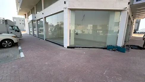 فرصة ممتازة لاستئجار وحدة تجارية واسعة وجديدة كلياً.