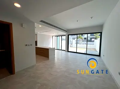 road view , single row townhouse , nearby big park
