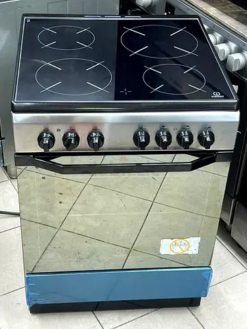 Indesit freestanding electric stove with ceramic hob and oven
