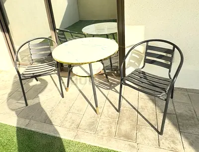 Table with 2 chairs