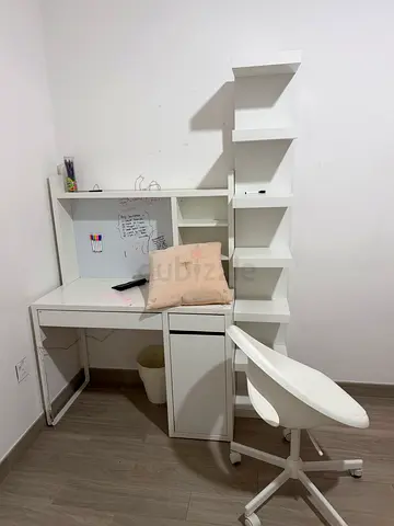 Desk with accesoire and chair