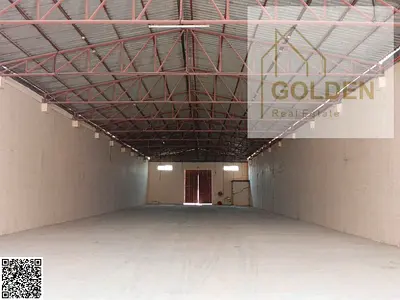 30 درهماً فقط للقدم سنوياً | مساحة عملية للتخزين والتصنيع الخفيف، مع ارتداد واسع يسهّل تحميل البضائع وتفريغها بكفاءة.