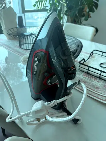 CHEAPEST for only 50 AEDBlack+Decker Steam Iron - Good Working Condition with slight issues in steam