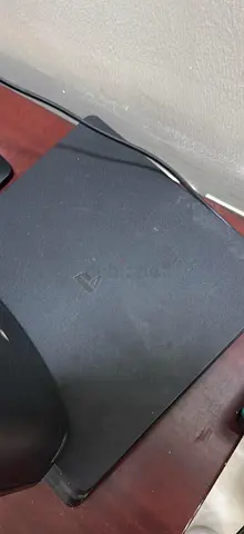Ps4 500 gb with 2 controllers and few games