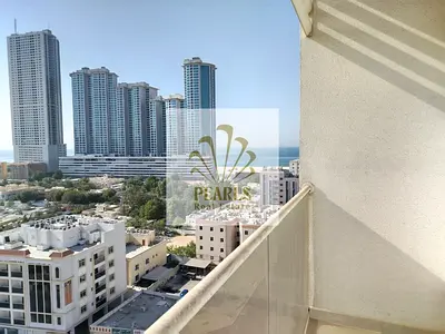 **المقدمة:** شقة فاخرة أول ساكن على كورنيش عجمان مباشرة، غرفتان ماستر وصالة واسعة بمساحة 1700 قدم، مع بلكونة بإطلالة بحرية مباشرة، بسعر 52 ألف درهم سن