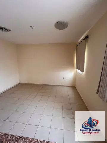 Beautiful spacious studio in Al Majarah, central AC and gas, open kitchen, super deluxe finishing, flexible payments, free maintenance, easy access to