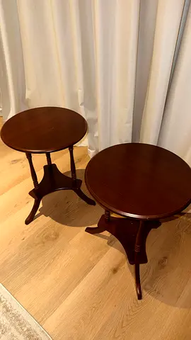 Set of 2 Round Mahogany Side Tables, Classic Style, Turned Legs with Lower Shelf