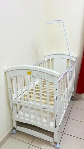 White Wooden Baby Crib with Wheels and Adjustable Mattress