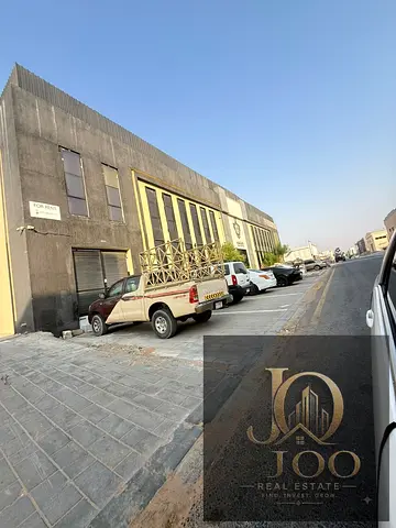 مجمع صناعي استثماري للبيع في أم الثعوب – أم القيوين | 6 مستودعات وسكن عمال ومحلات | دخل سنوي 1.9 مليون درهم | فرصة استثمارية بعائد تشغيلي مميز