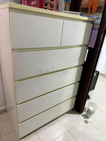 White 6-Drawer Tall Dresser / Chest in Good Condition