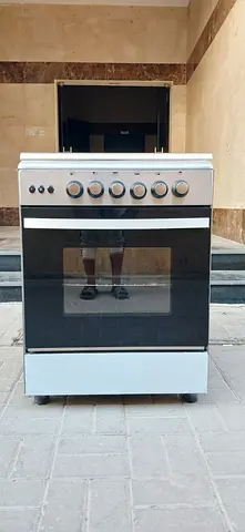 NIKAI gas cooker with 4 burners size is 60x60cm. condition is properly working.