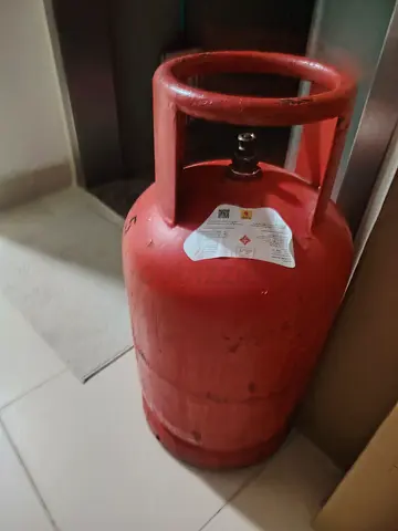 Red LPG gas cylinder small size 16.5kg and regulator – good condition, ready to use