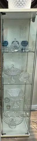 Title: Glass Display Cabinet with All Glassware & Decorative Items – AED 250
Beautiful glass displa