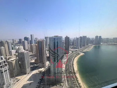 ثلاث غرف وصالة باطلالة بحرية مع باركين مجانا وجيم ومسبح مجانا و غرفة خادمة ماستر