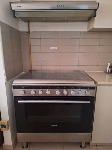 High quality Siemens 5-Burner Gas Stove & Matching Cooker Hood – Great Condition