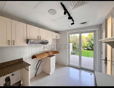 Newly renovated 2 bedroom villa. 3 bathrooms. 4E type LAKE view in springs 7 . 178 k. 2 cheques
