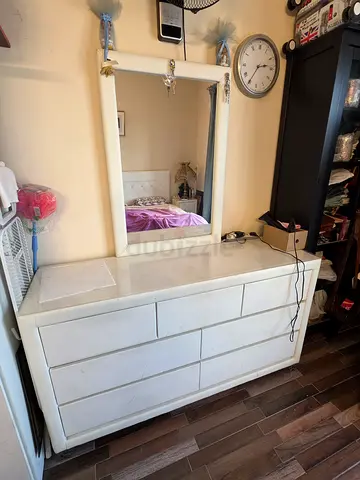 King size bedr White Dresser with Mirror - Drawers, in very Good Condition