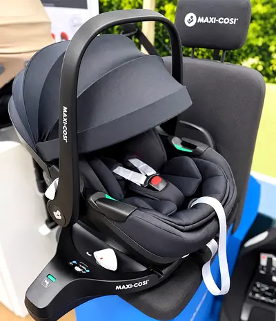 Maxicosi Pebble 360 pro lieflat car seat and Slide and rotate isofix base