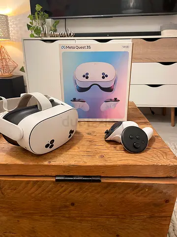 Meta Quest 3s VR Headset (like new) with controllers