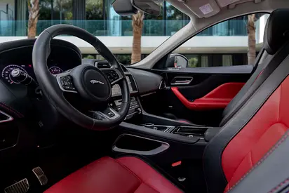 2020 Jaguar F-PACE photo 9