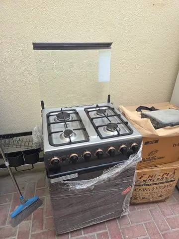 Like new freestanding Toshiba gas cooker with glass hood - 4 burners