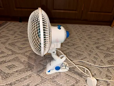 Small white clip-on oscillating desk fan - good working condition