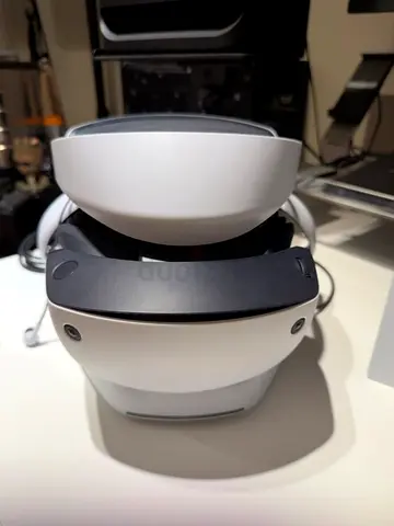 PlayStation VR2 (PS VR2) Set + 2 Sense Controllers *Like New