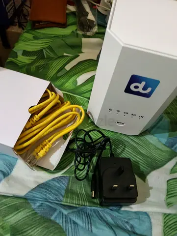 du-branded WiFi router / mesh unit with power adapter and ethernet cables - working