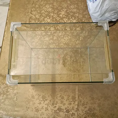 Glass aquarium tank with corner protectors