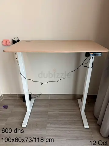 light wood-top, white-frame electric height-adjustable standing desk (100x60x73 cm)