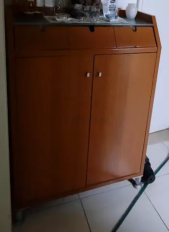 Shoe rack with glass top