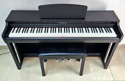 The Yamaha Clavinova CLP-625B (Black finish) is an entry-level digital piano from Yamaha's CLP-600