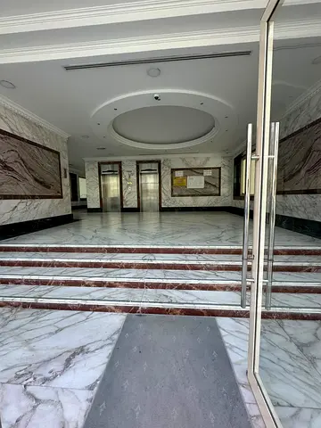 يتمتع بموقع مريح بالقرب من المتاجر ومحلات السوبر ماركت والخدمات الأساسية.