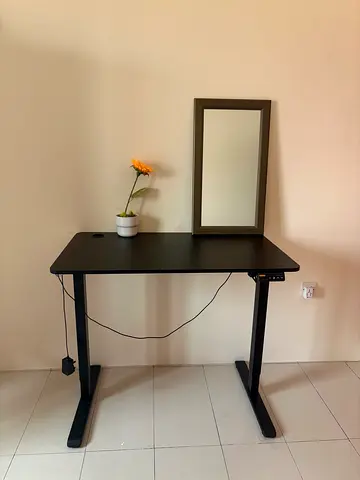 Electric standing desk in Like-new condition