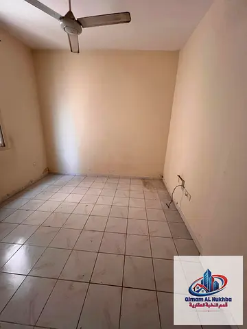 خصوصية أكثر بمطبخ منفصل وموزع في استوديو بالنباعة بالقرب من الدوار، مع تكييف مركزي وغاز مركزي وموقع عملي قريب من الخدمات، وصيانة كاملة قبل التسليم.