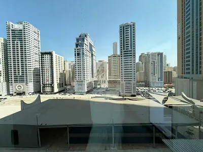 شقة غرفتين وصالة للإيجار في الخان الشارقة | مساحة ممتازة جداً | 3 بلكونات وإطلالة مفتوحة | غرفة خادمة بحمام خاص وموزع |