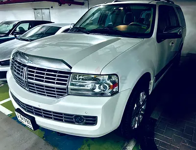 2014 Navigator presidential super low kms-full options-GCC-no accident-looks and drives Excellent!