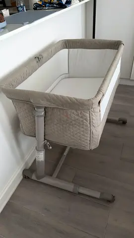Side-sleeping bedside bassinet / cradle in beige — good condition
