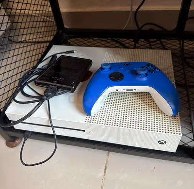 Xbox ONE Slim 512 GB with a blue new controller and an external hard drive 1TB