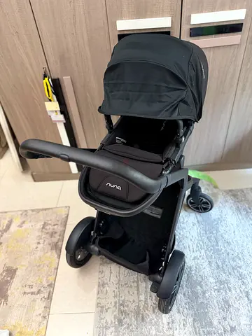Nuna compact stroller in excellent condition — smooth ride, full canopy brand Nuna demi grow