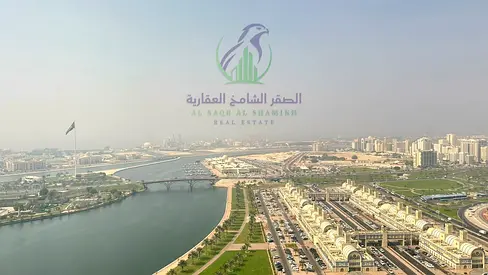 شقة للإيجار في المجاز 1 بإطلالة بحرية مباشرة، 3 غرف وصالة واسعة، صالتان، 5 حمامات، غرفة خادمة، غرفة غسيل، شرفتان، موقفان مجانيان، أول ساكن ودفعات سهلة